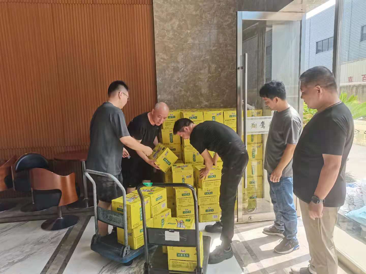 公司領(lǐng)導、工會(huì )慰問(wèn)高溫一線(xiàn)員工